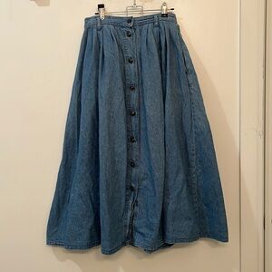 VINTAGE Levi’s denim midi length skirt w/ buttoned front SZ 6